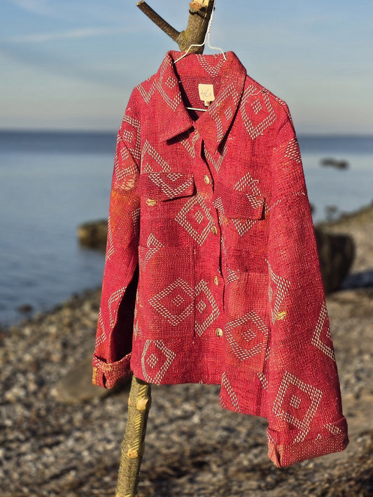 Rød jakke, upcyclet af vintage tæpper