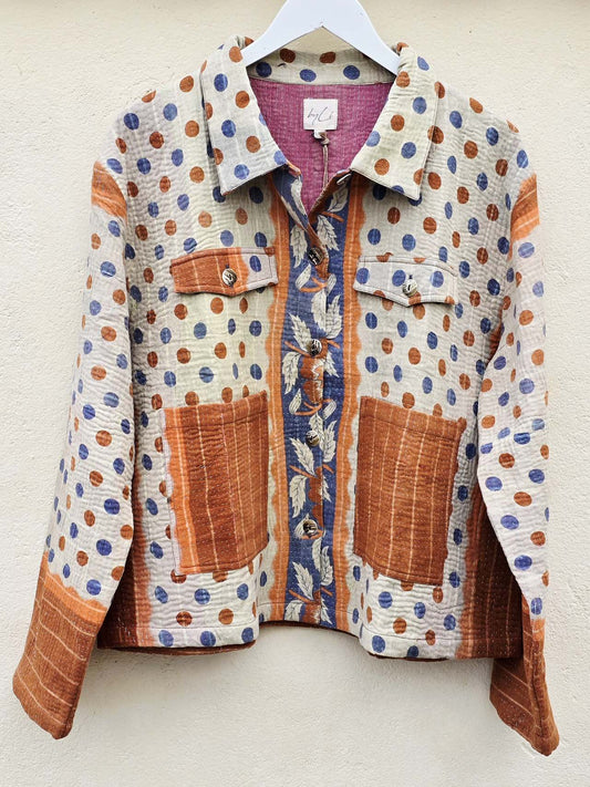 Prikket jakke med orange detaljer