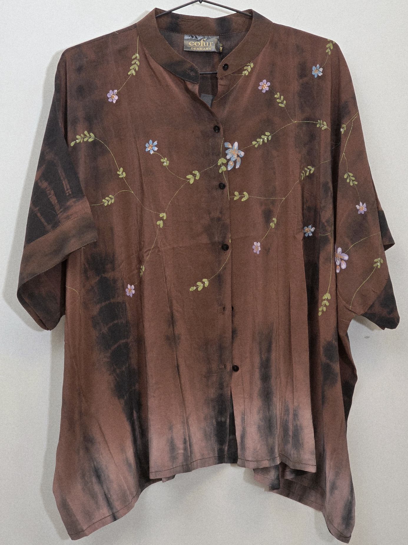 Kort "Diva"  bluse i rust/sort batik m. små blomster