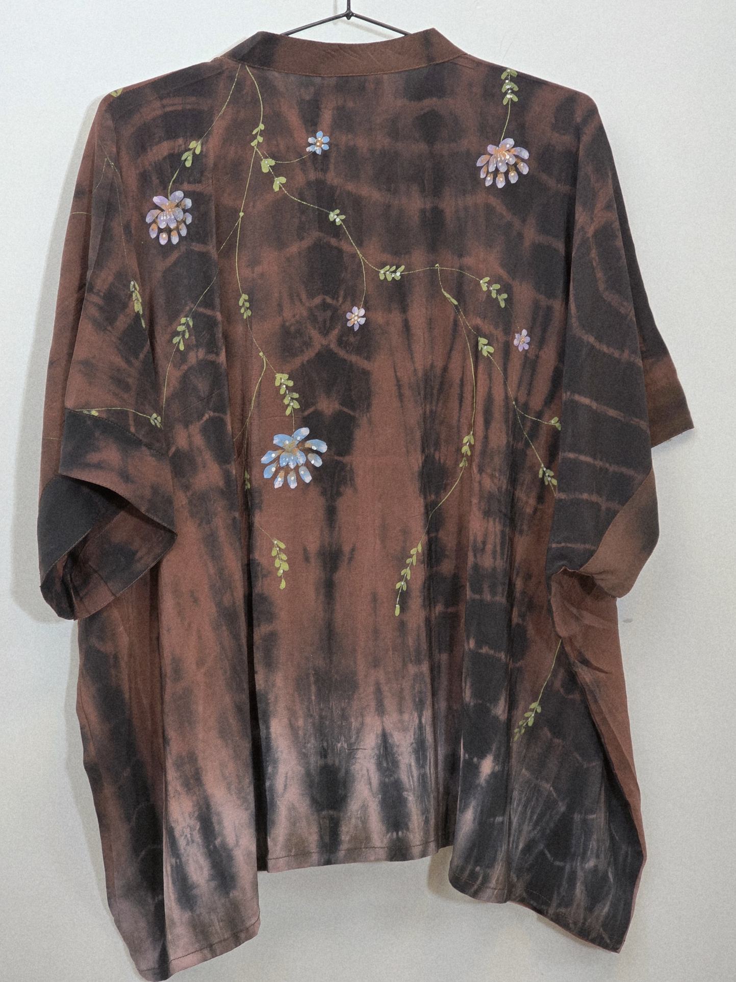 Kort "Diva"  bluse i rust/sort batik m. små blomster