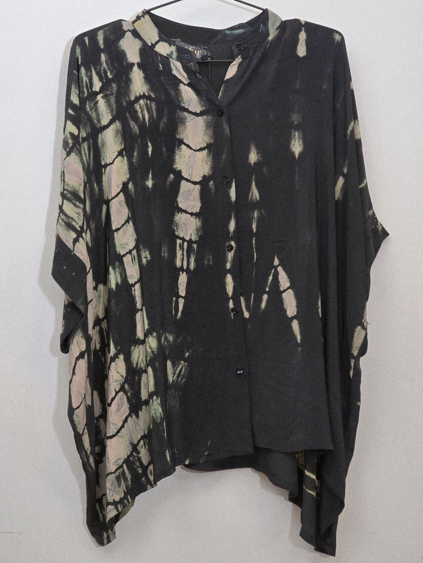 Kort "Diva" bluse i sort/beige batik