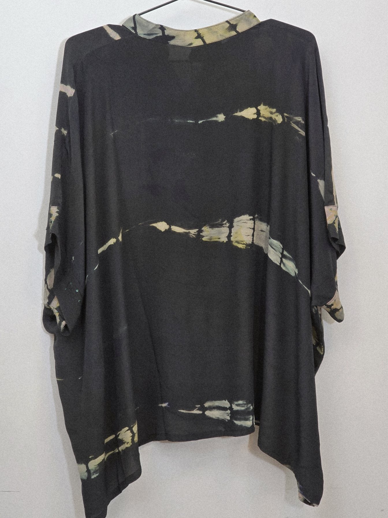 Kort "Diva" bluse i sort/beige batik