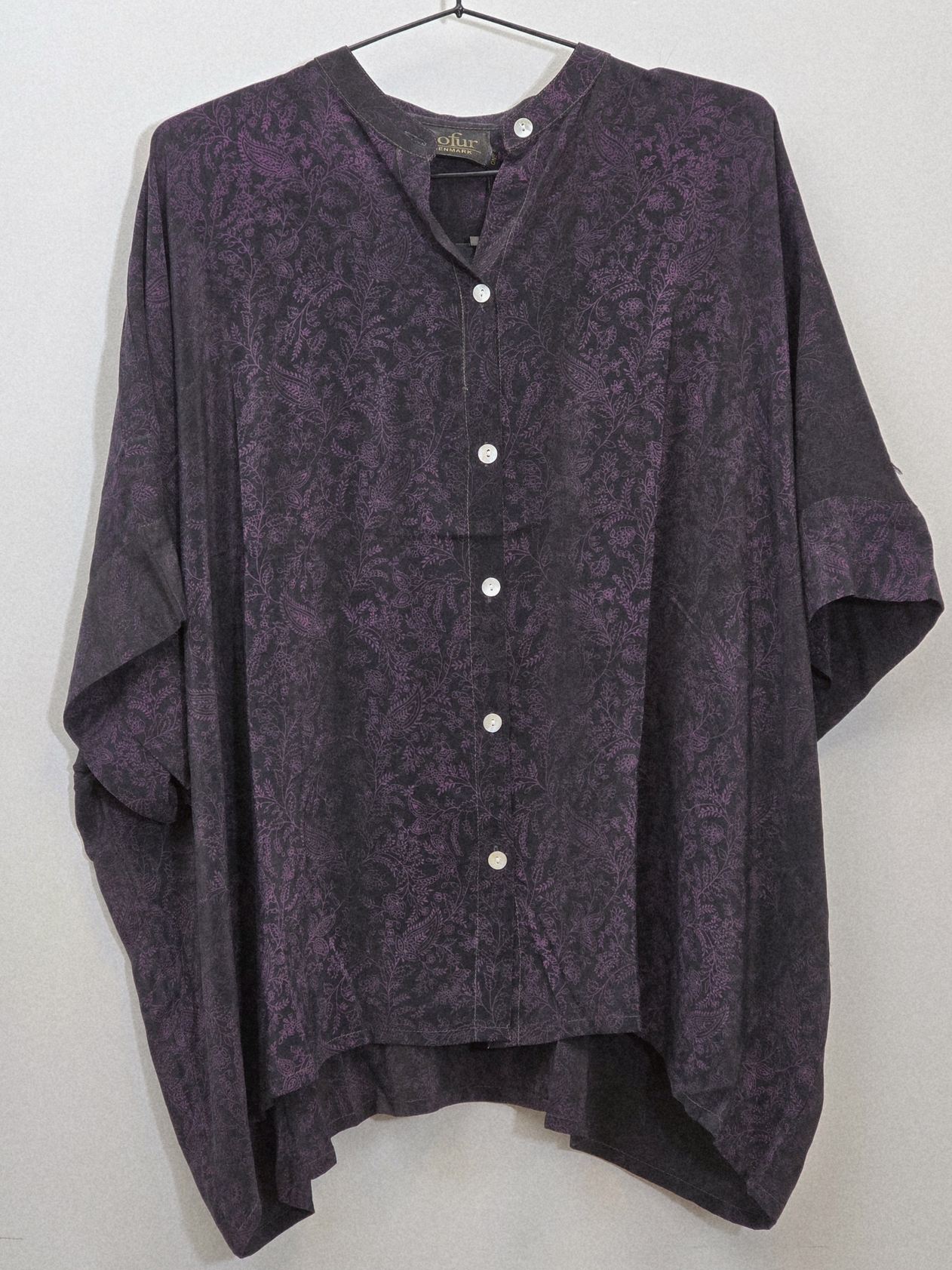 Kort "Diva"bluse, sort med lilla blomstermønster