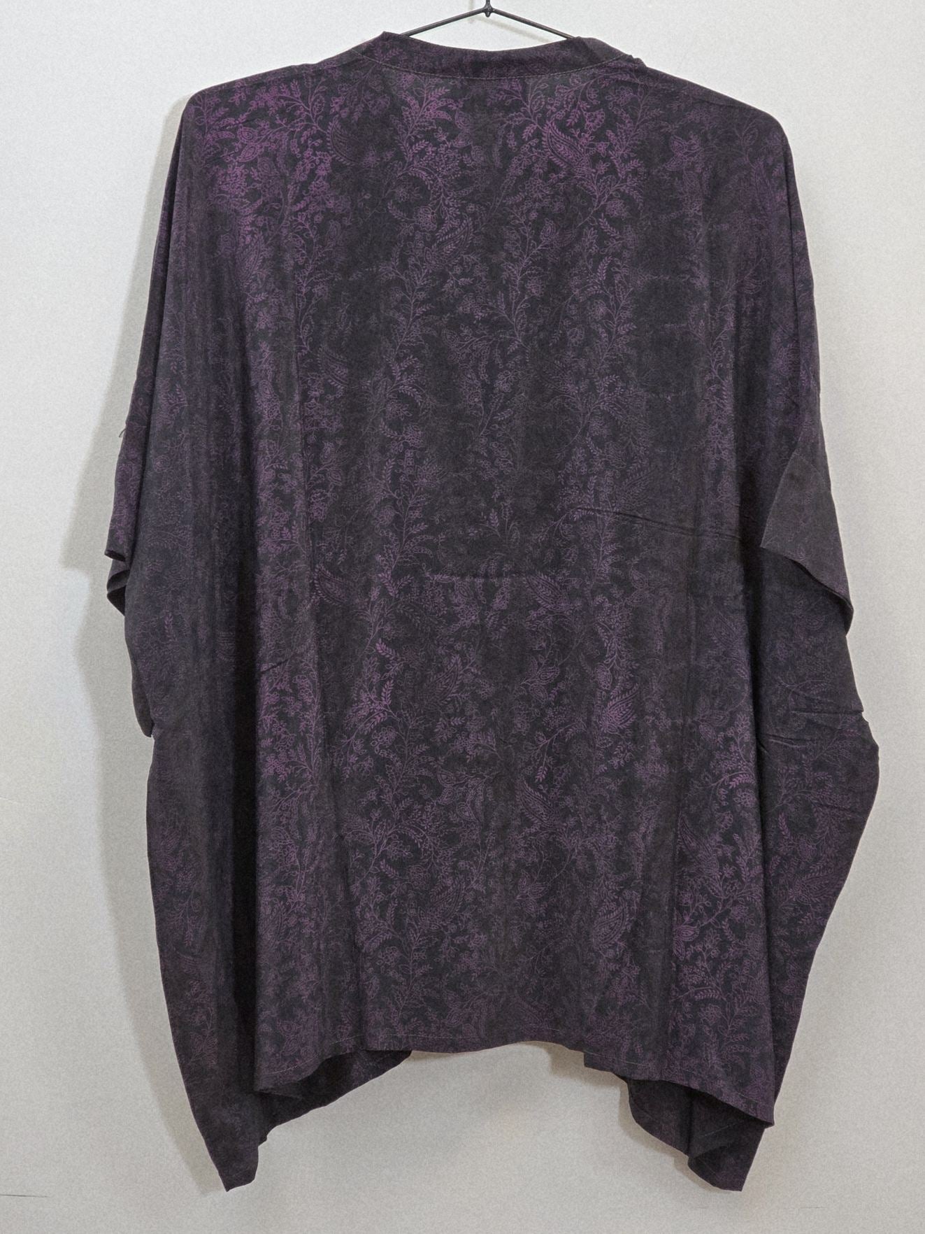 Kort "Diva"bluse, sort med lilla blomstermønster