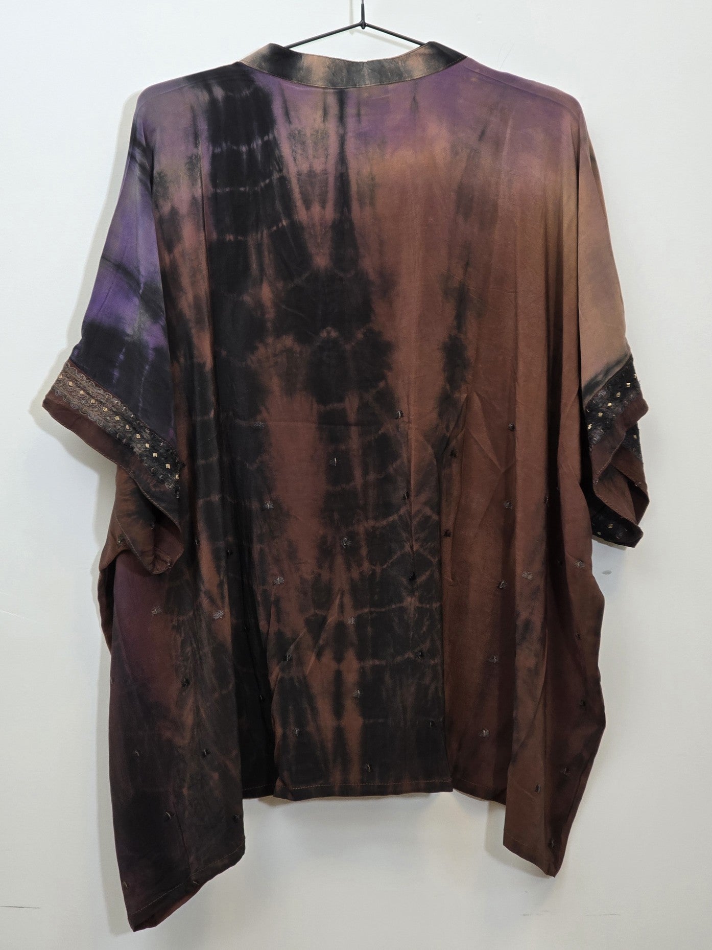 Kort "Diva" bluse i rust/sort batik m. fine kanter
