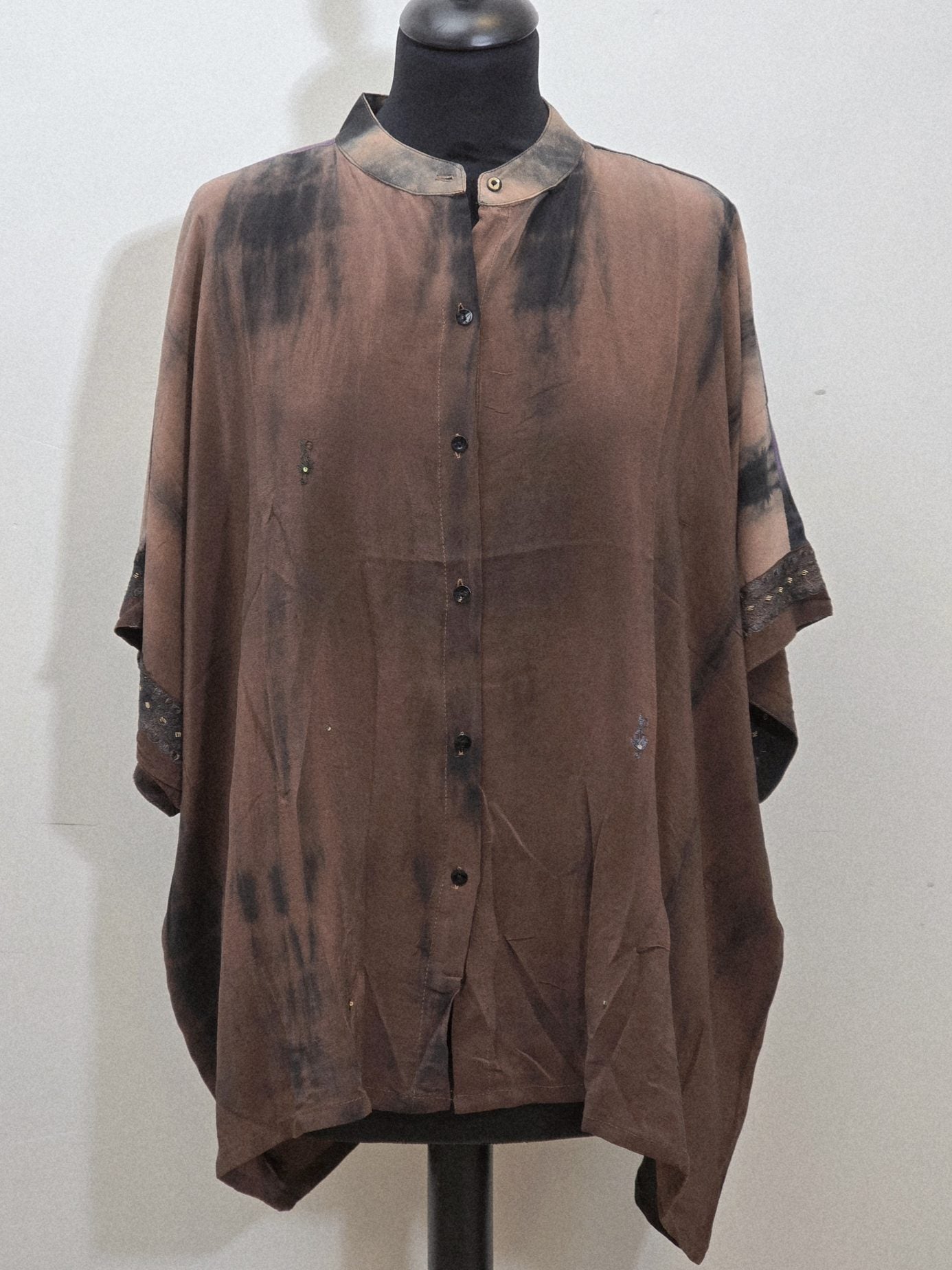 Kort "Diva" bluse i rust/sort batik m. fine kanter