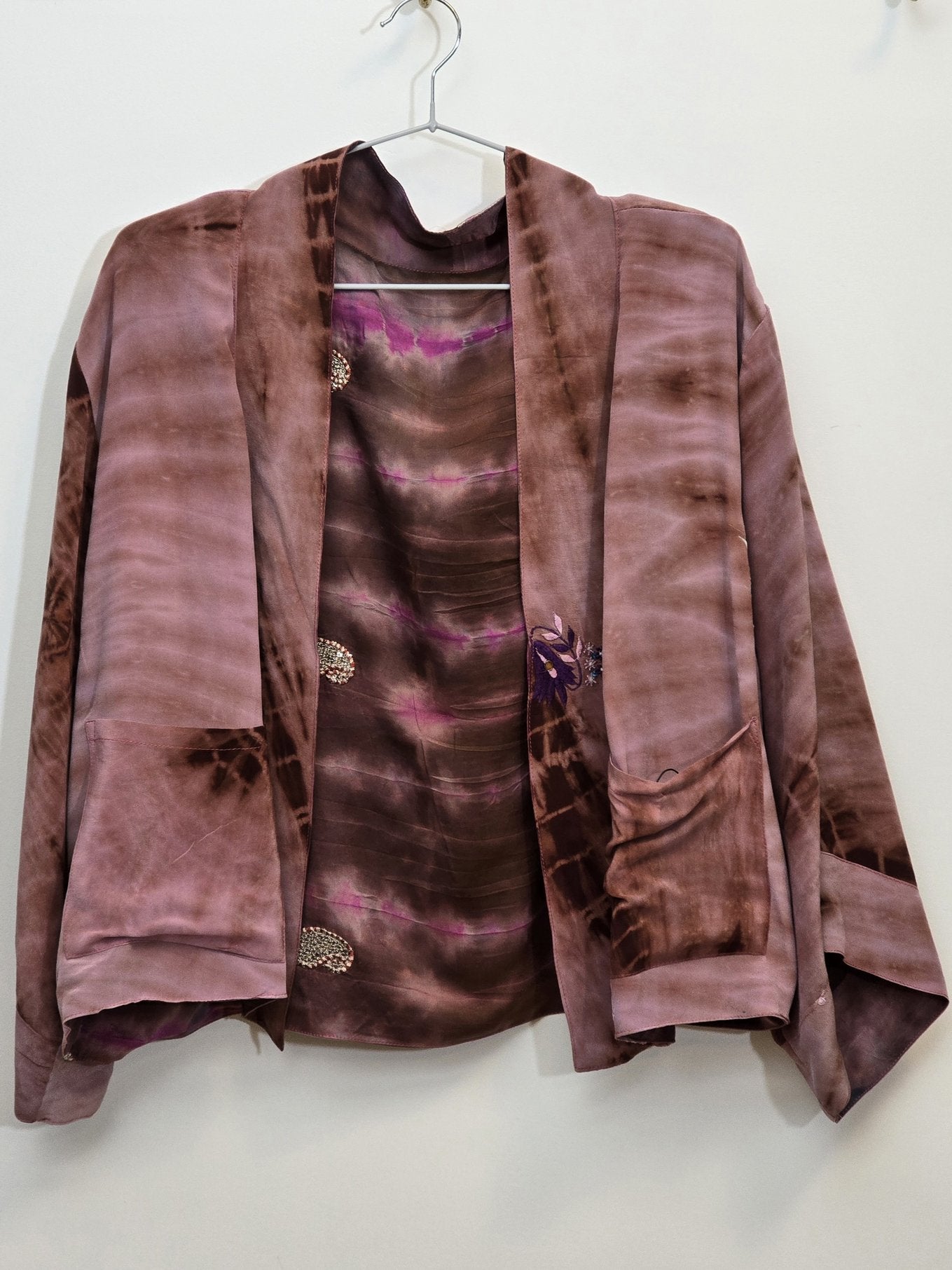 Vendejakke med rød/lilla batik