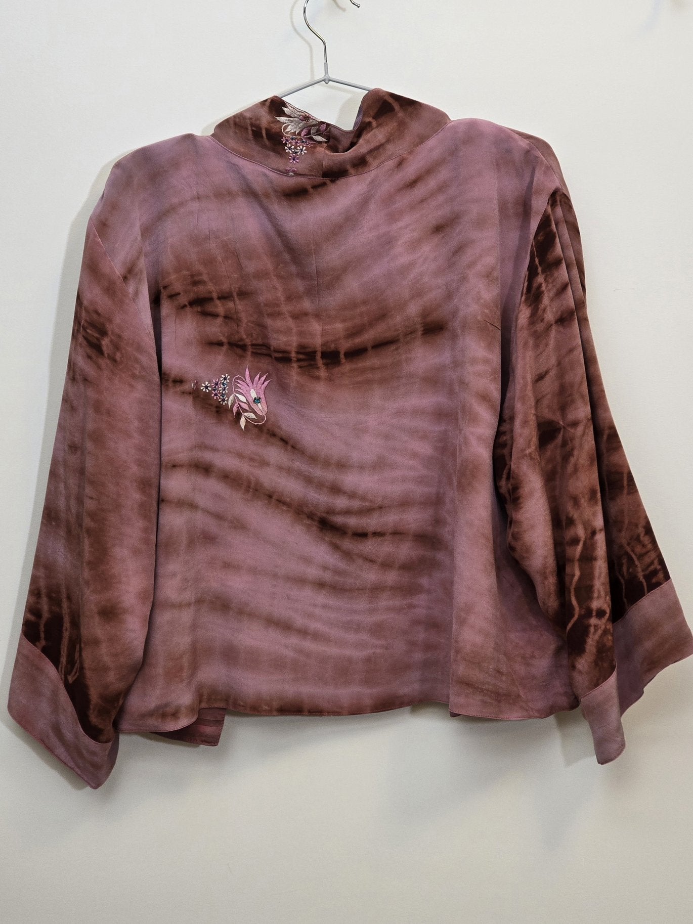 Vendejakke med rød/lilla batik