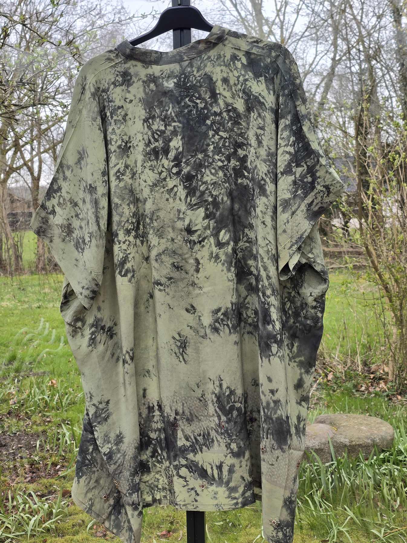 Tunika/kjole i upcyclet silke, grøn med sort batik
