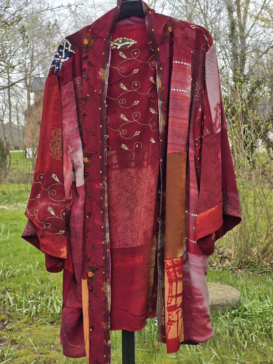 Vendbar kimono i pachwork og røde farver