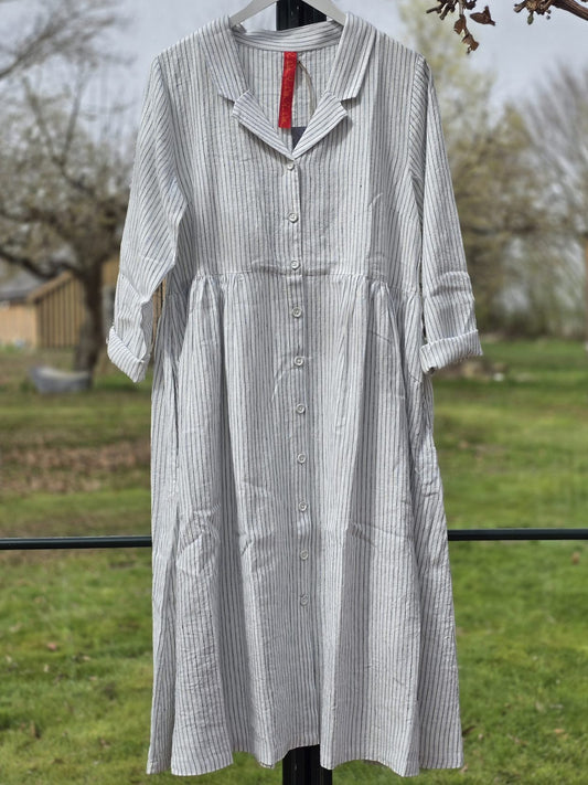 Kjole med smalle, blå striber "Helen"