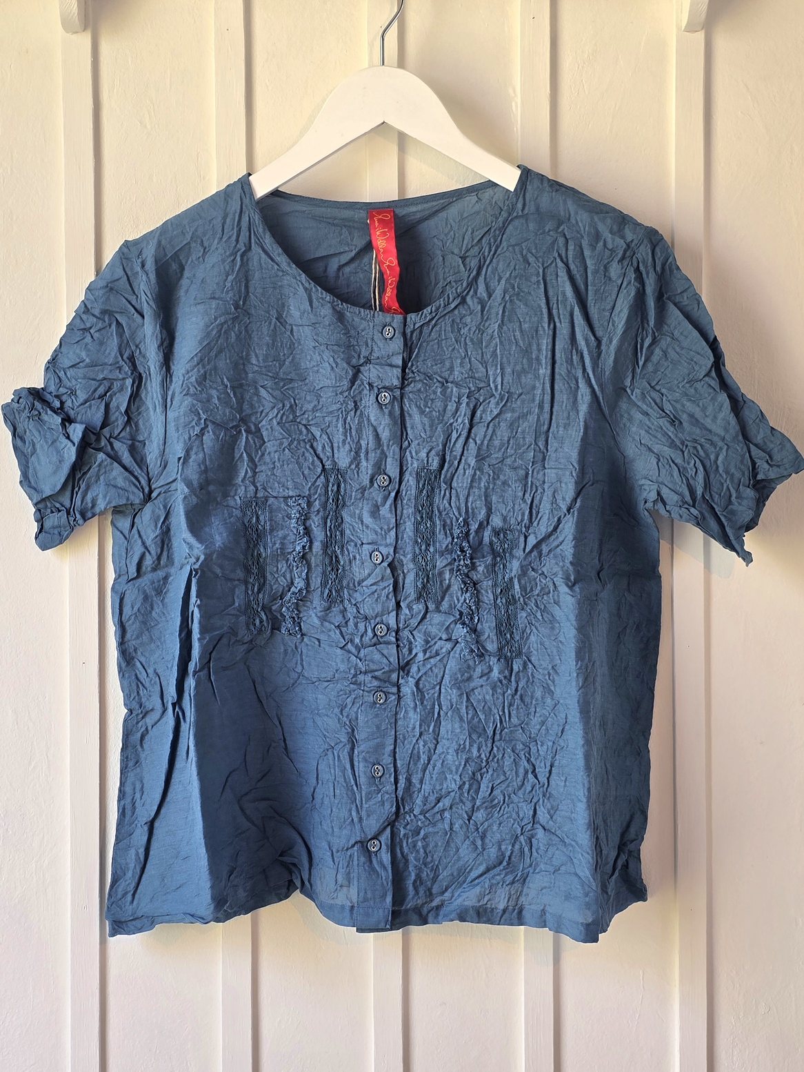 Skjortebluse "Gun" i hvid eller blå