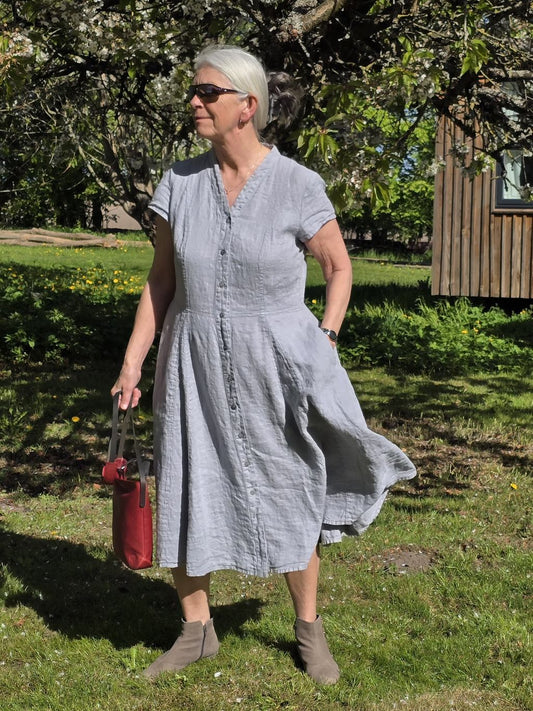 Let hørkjole med knapper og vingeærmer, blågrå