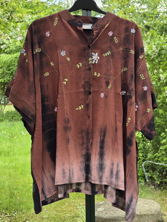 Kort "Diva"  bluse i rust/sort batik m. små blomster