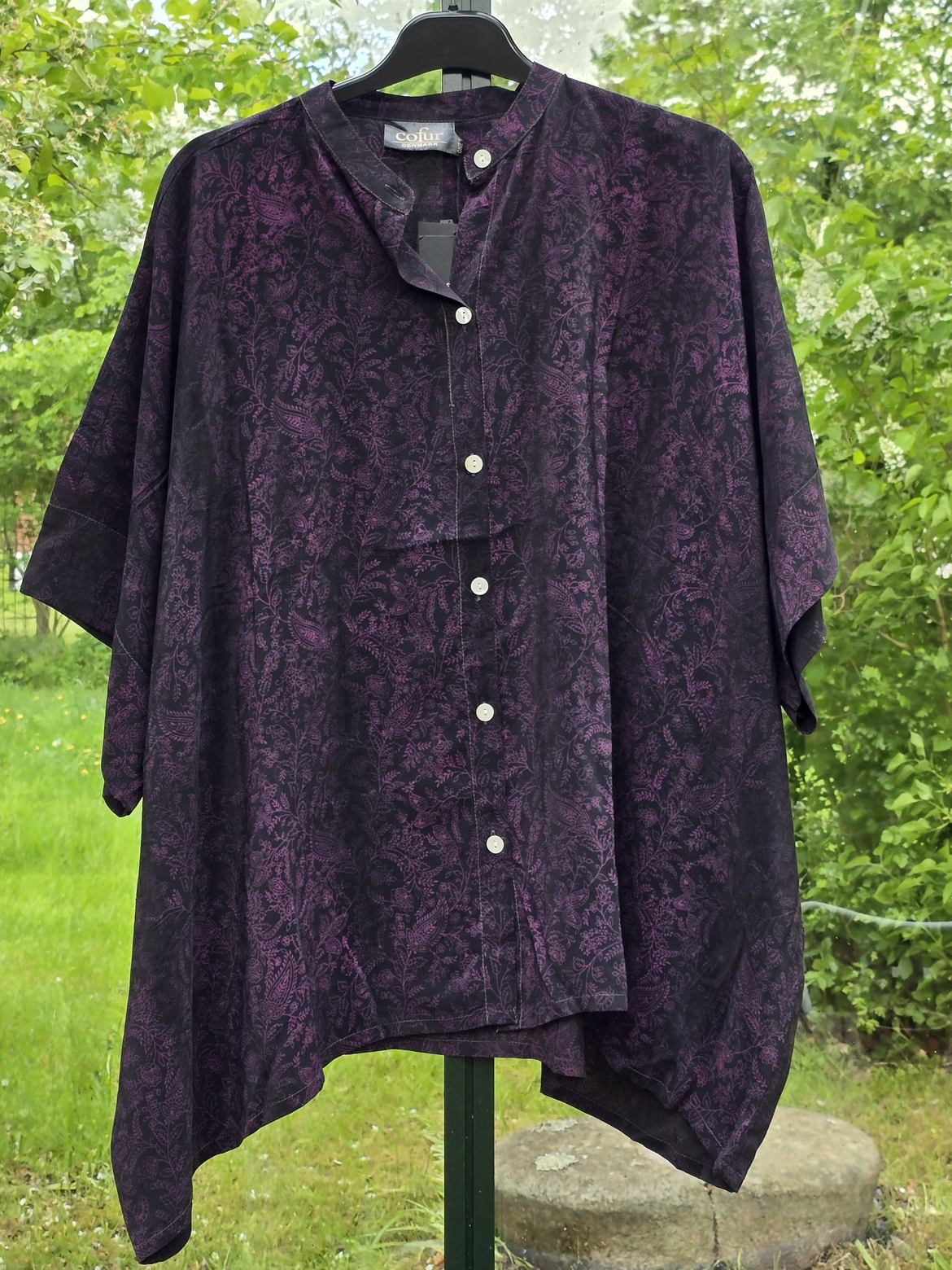 Kort "Diva"bluse, sort med lilla blomstermønster