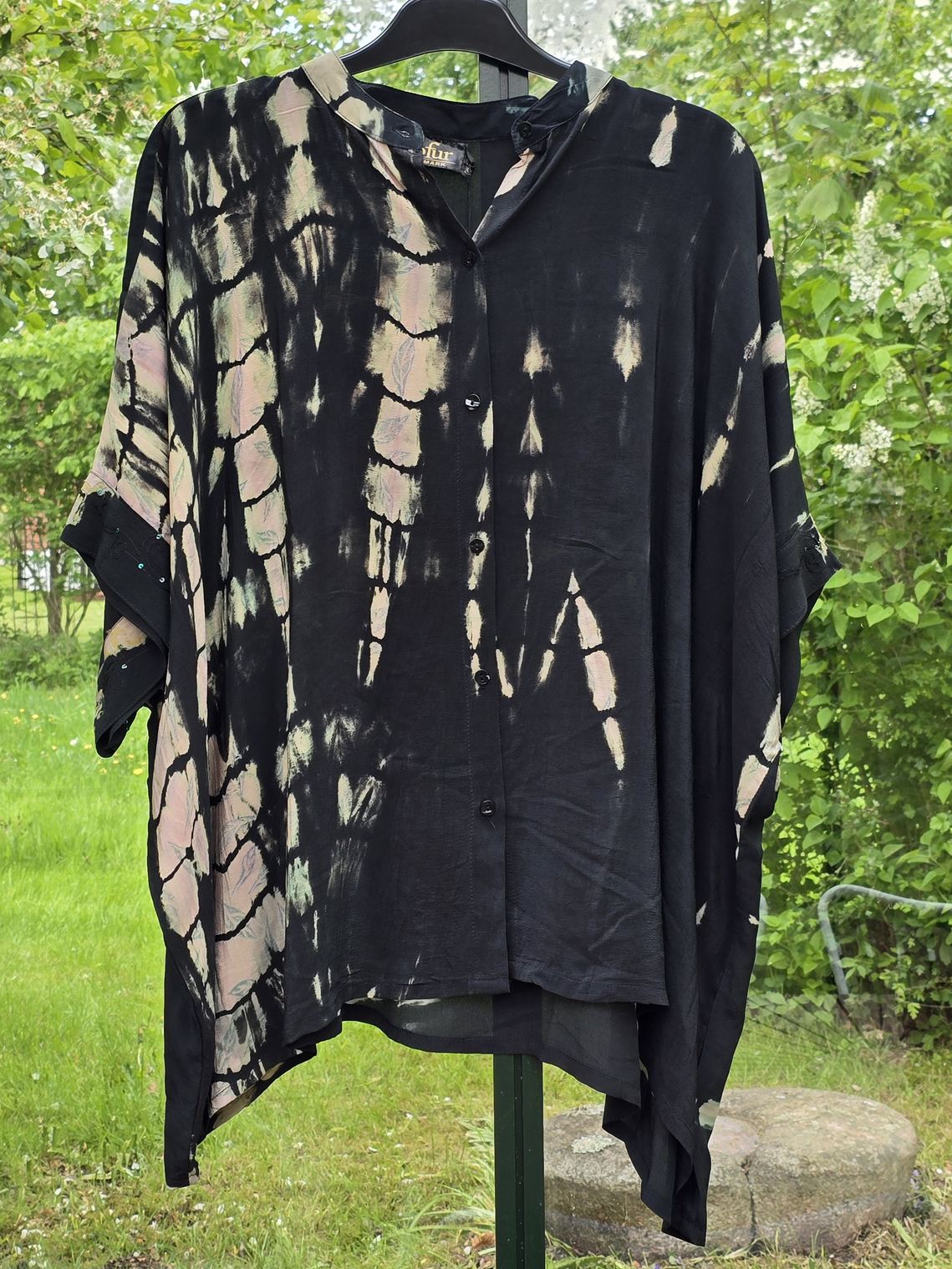 Kort "Diva" bluse i sort/beige batik