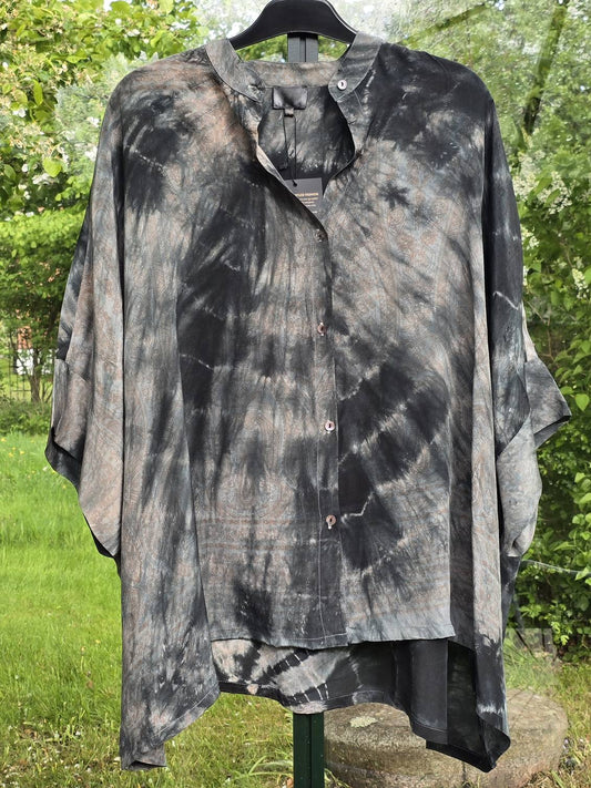 Kort "Diva"  bluse i sort med viklebatik