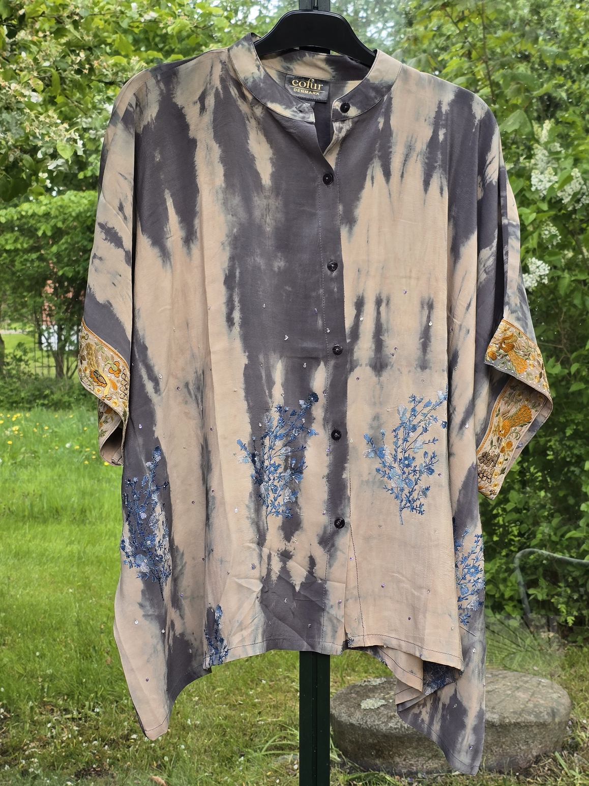Kort "Diva"  bluse med blåt broderi