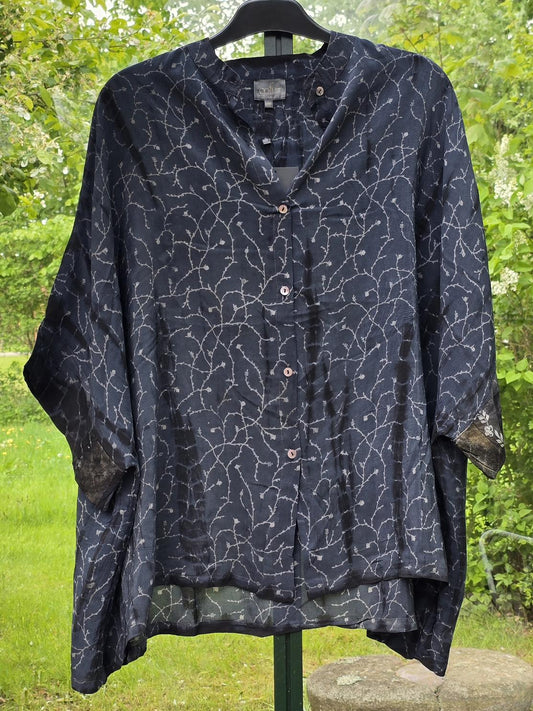 Kort "Diva"  bluse i sort med broderi