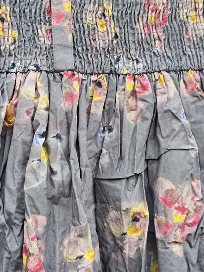 Blomstret nederdel der knitrer