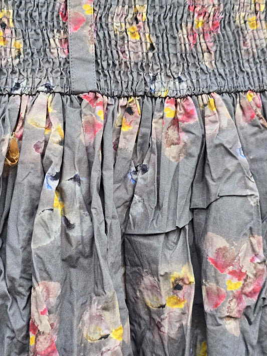 Blomstret nederdel der knitrer