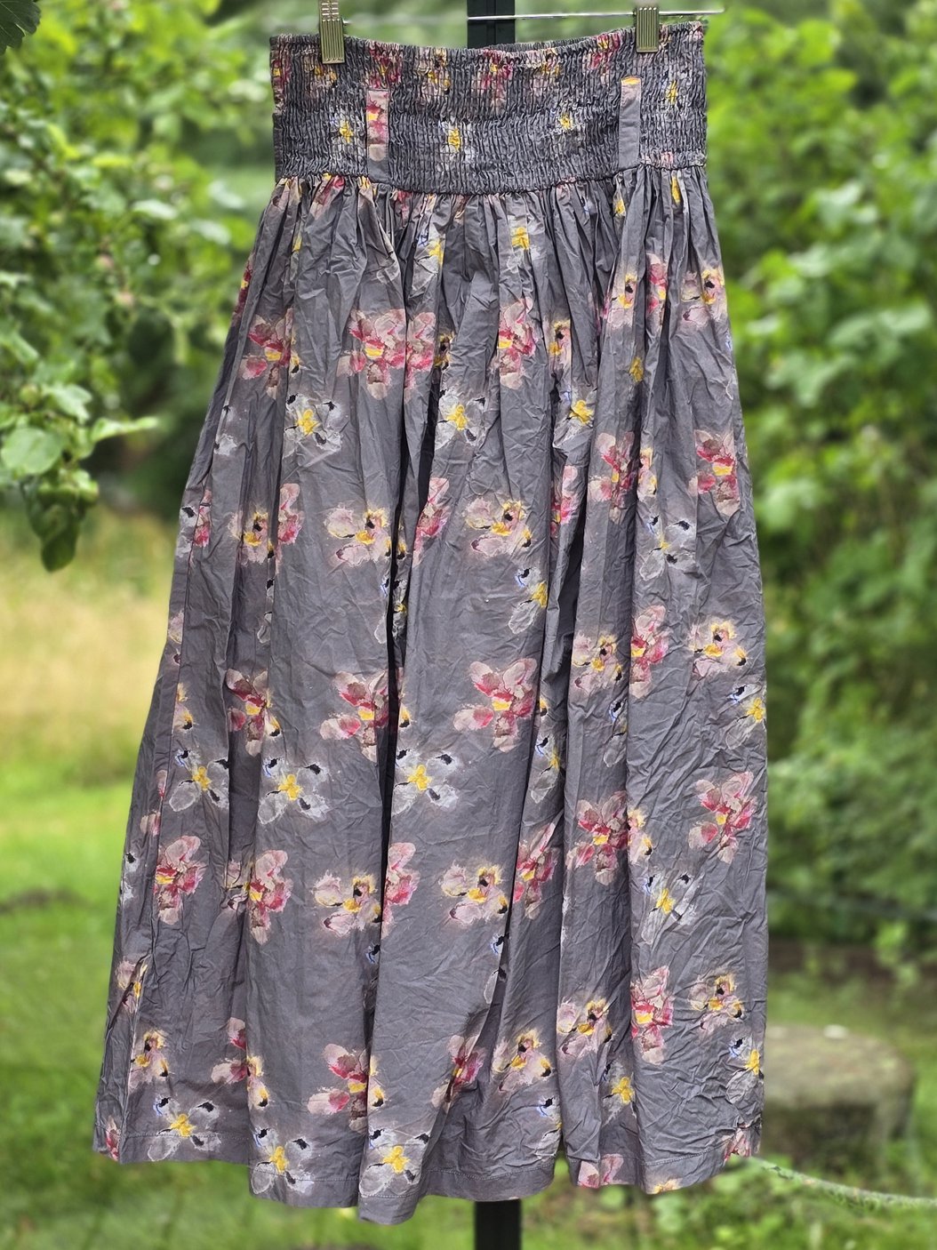 Blomstret nederdel der knitrer