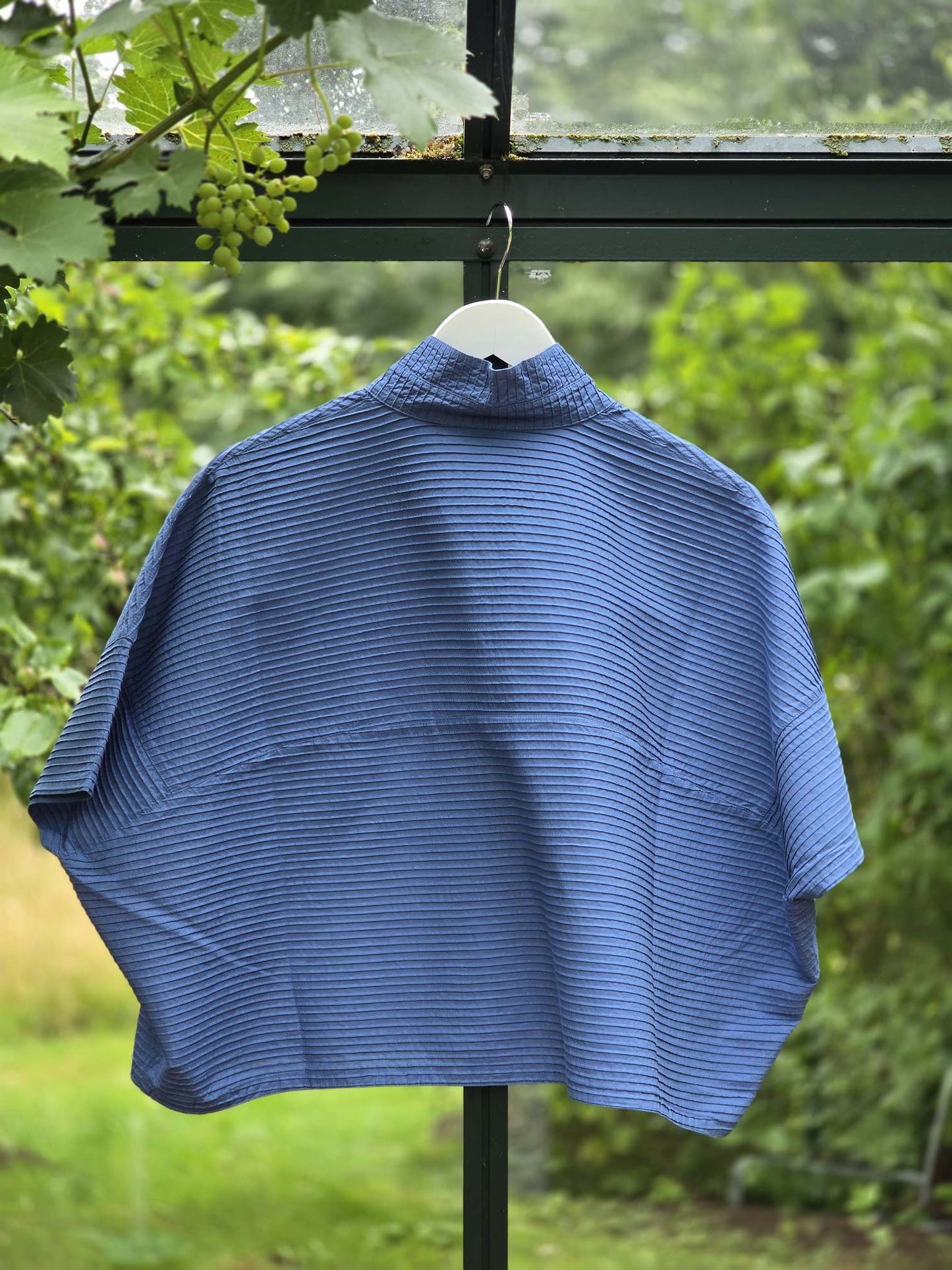 Lavendelblå, kort skjortebluse
