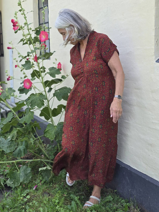 "Casual" - Rustrød med gyldne bladranker. M/L