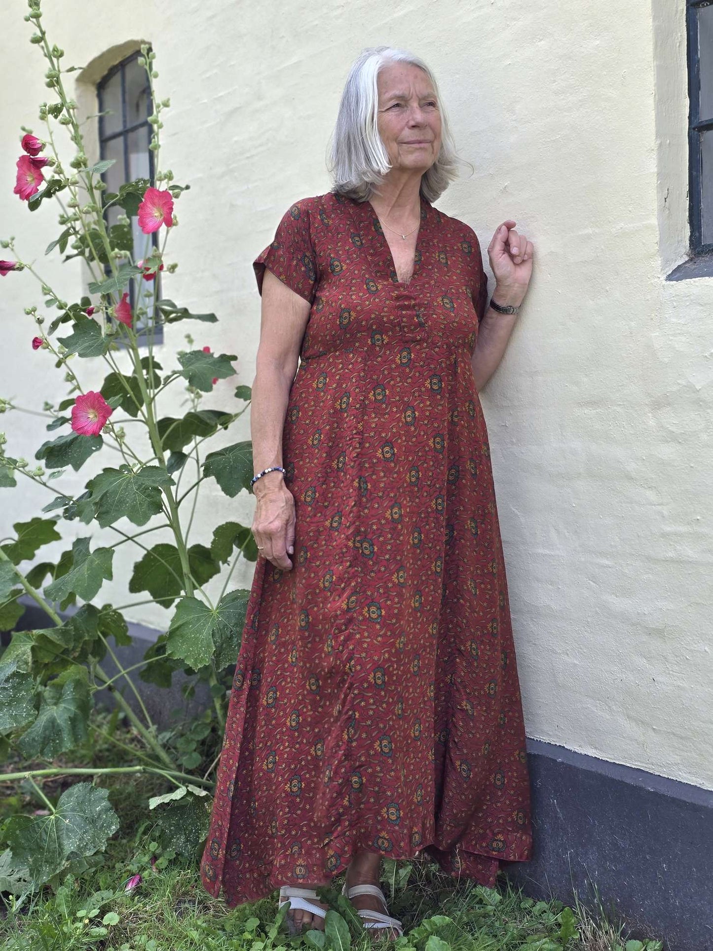 "Casual" - Rustrød med gyldne bladranker. M/L