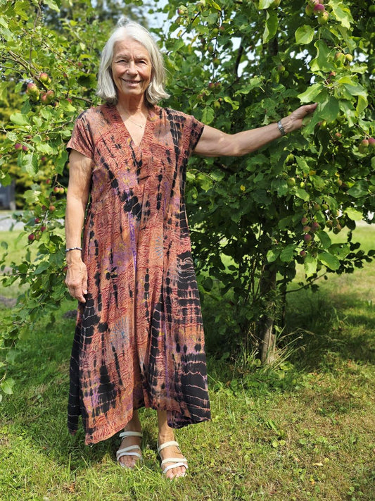 "Casual" - Rustrød silkekjole med print og batik M/L