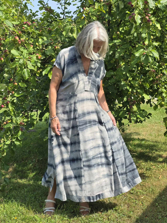 "Casual" - Blågrå silkekjole med batik  M/L