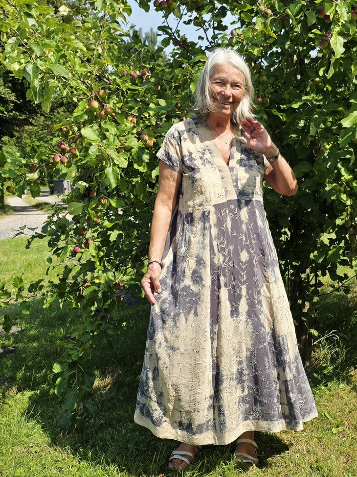 "Casual" - Creme/gråblå med broderi.  M/L