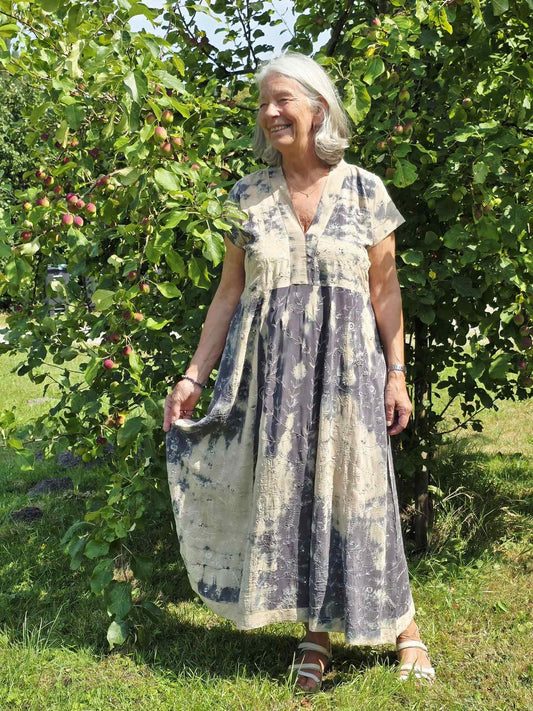 "Casual" - Creme/gråblå med broderi.  M/L