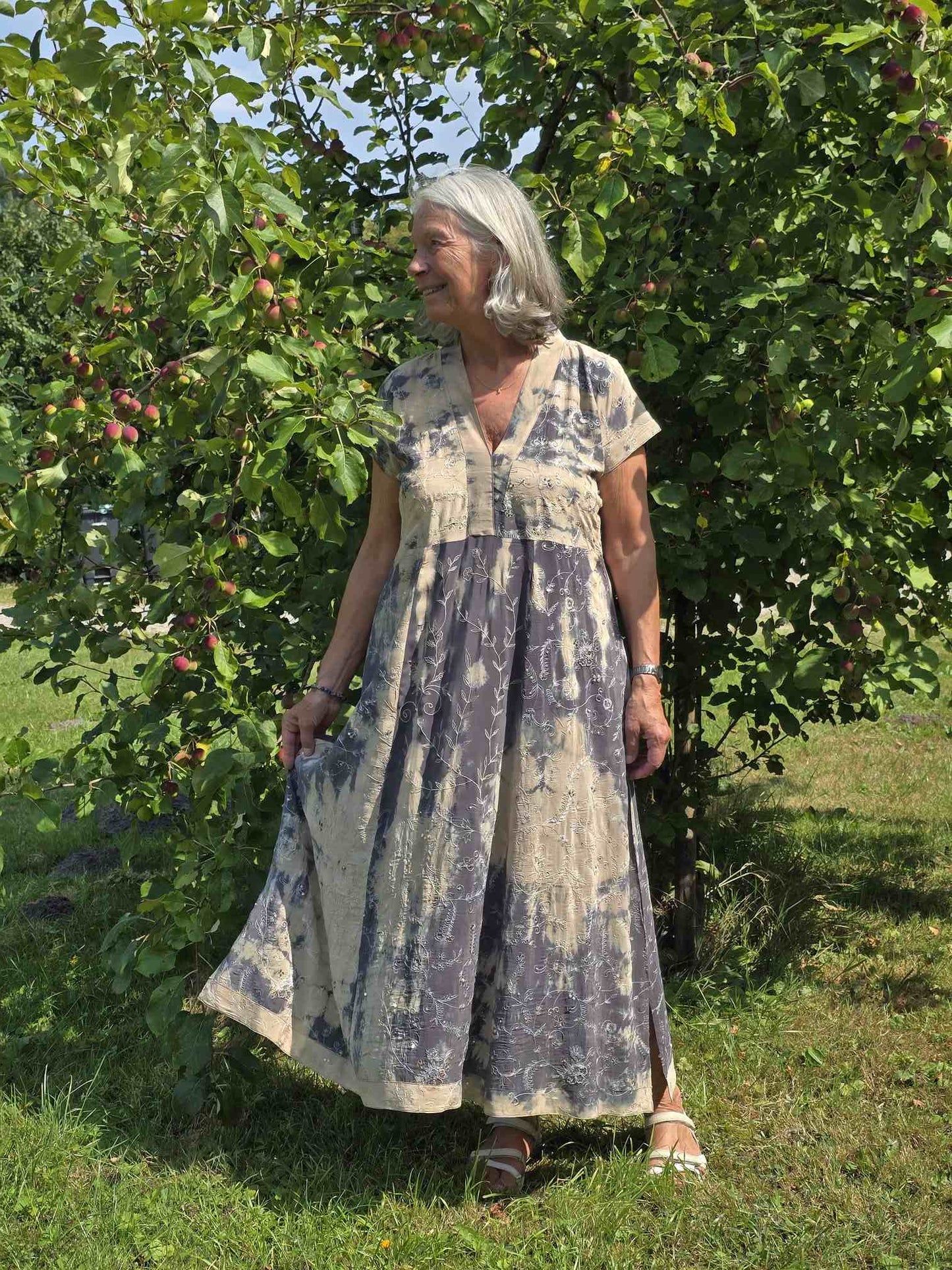 "Casual" - Creme/gråblå med broderi.  M/L