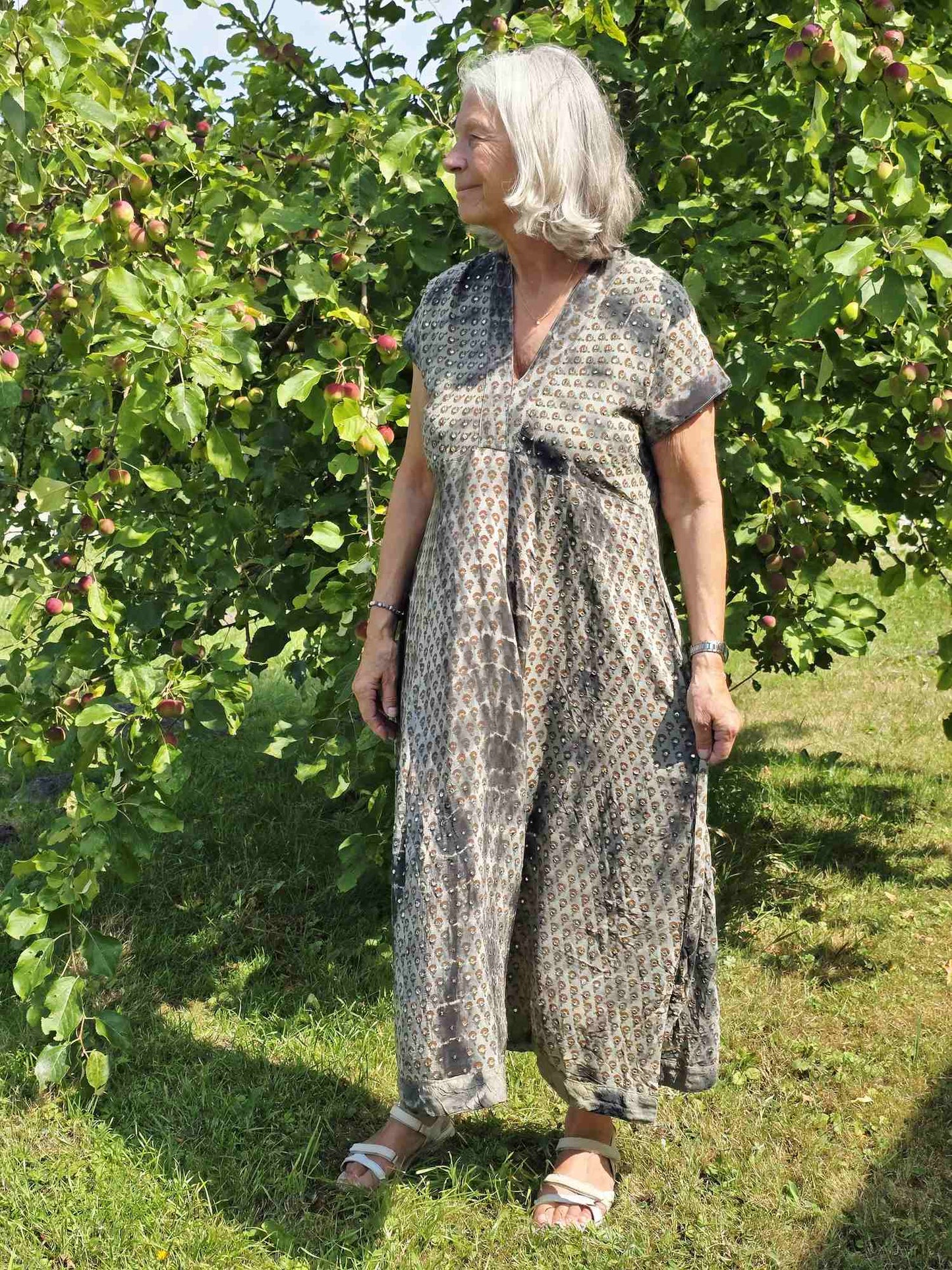 "Casual" - Blågrå med blomster og pailletter.  M/L