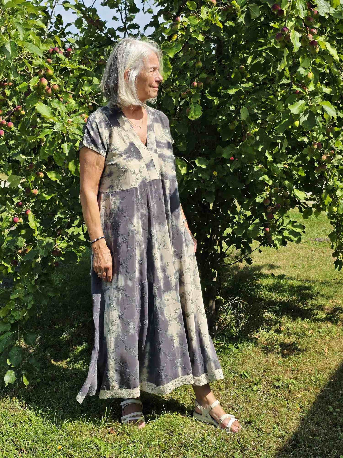 "Casual" - Blågrå silkekjole med broderi  M/L