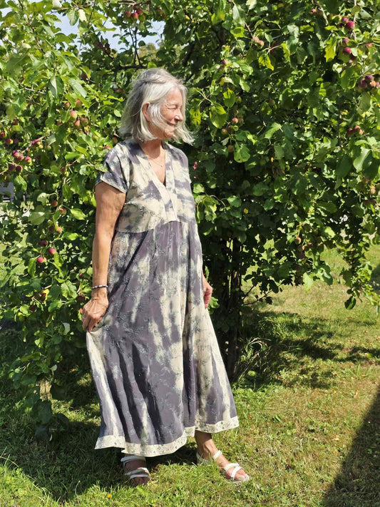 "Casual" - Blågrå silkekjole med broderi  M/L