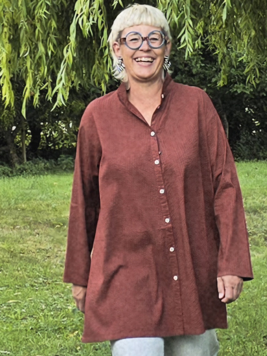 Rødbrun, mellemlang skjorte