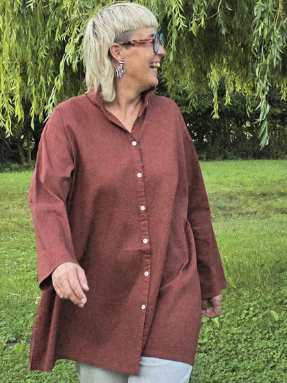 Rødbrun, mellemlang skjorte