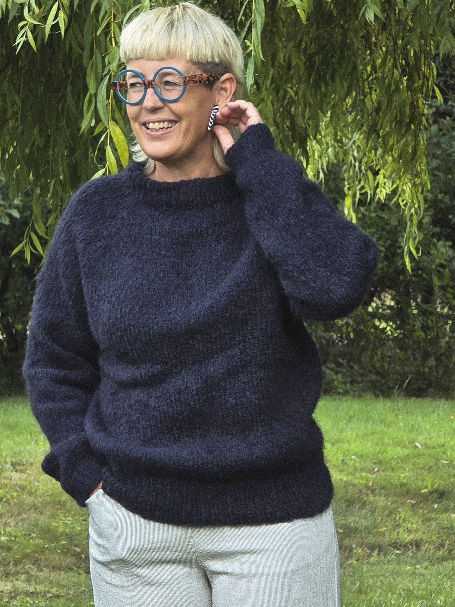 Håndstrikket sweater, navy