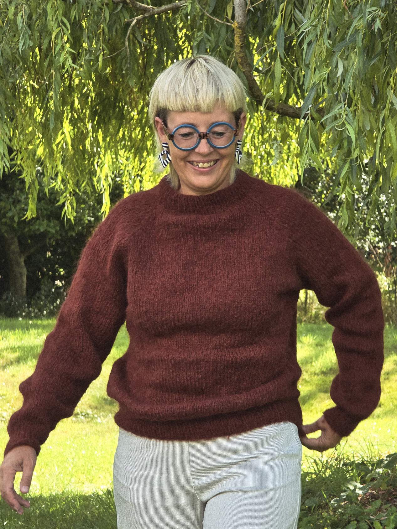 Håndstrikket sweater, vinterrød