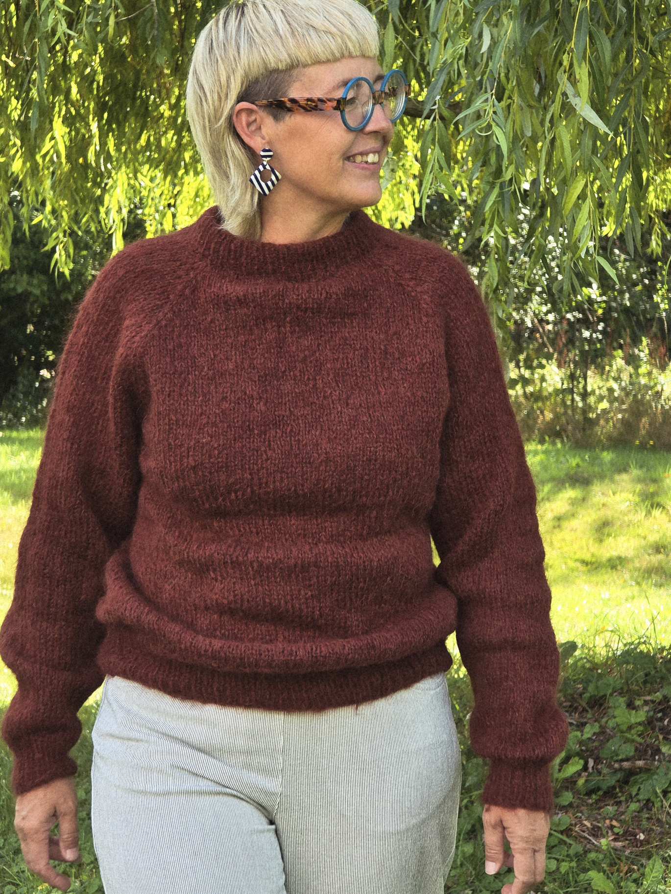 Håndstrikket sweater, vinterrød
