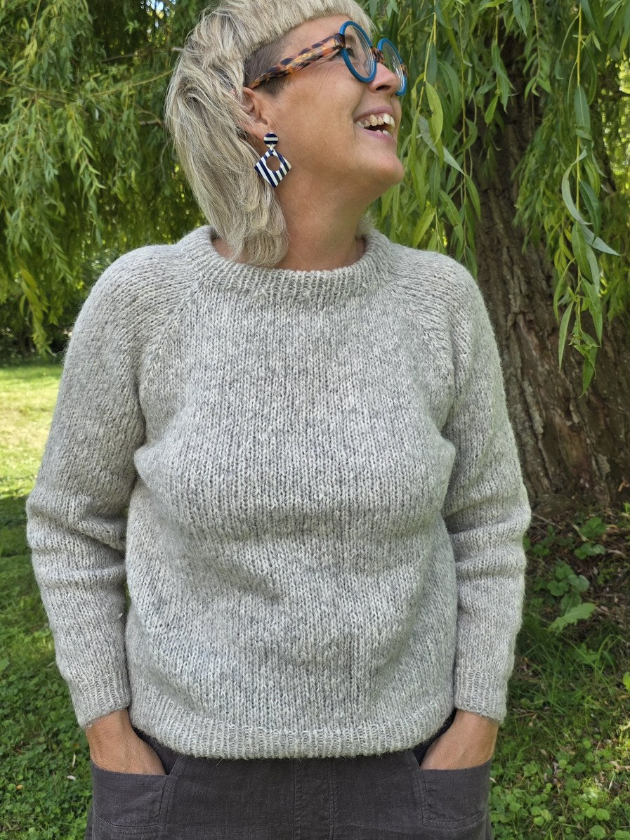 Håndstrikket sweater, lys grå