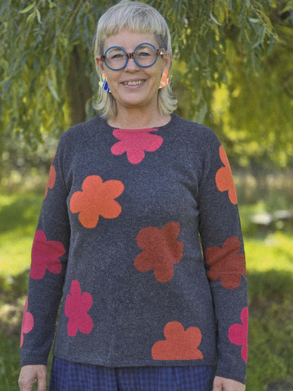 Mørk grå bluse med blomster