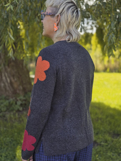 Mørk grå bluse med blomster