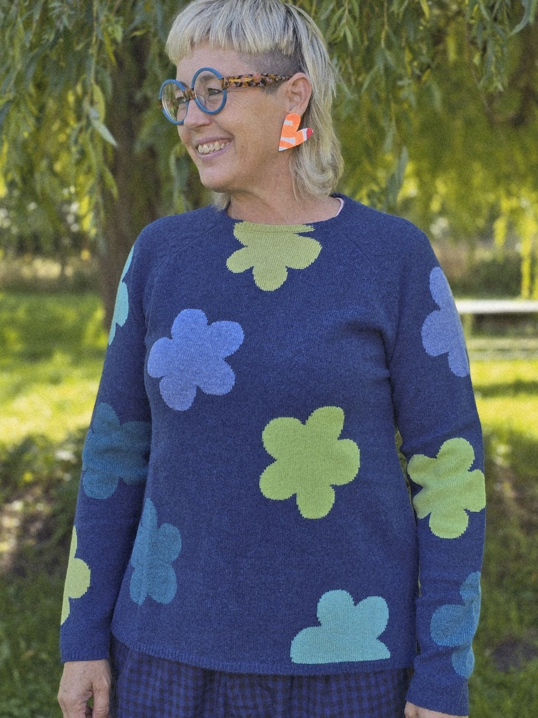 Blå bluse med blomster