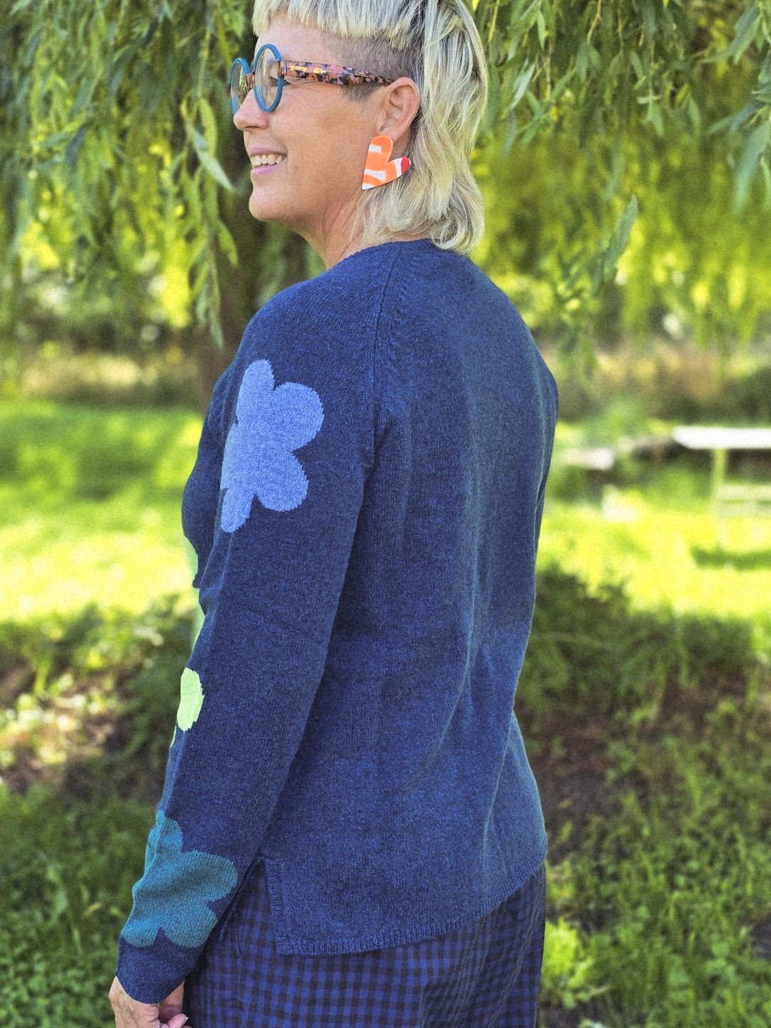 Blå bluse med blomster