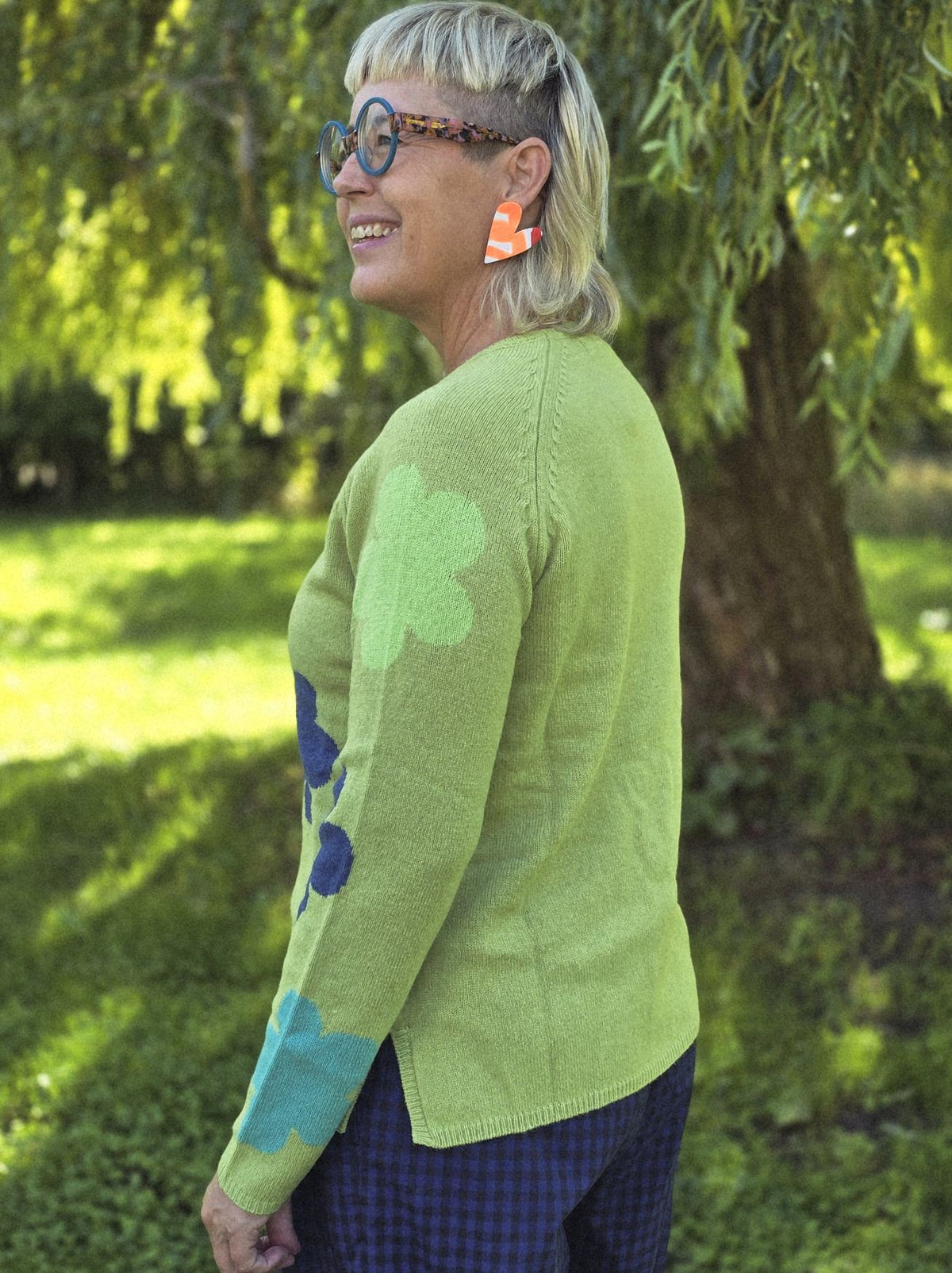 Grøn bluse med blomster