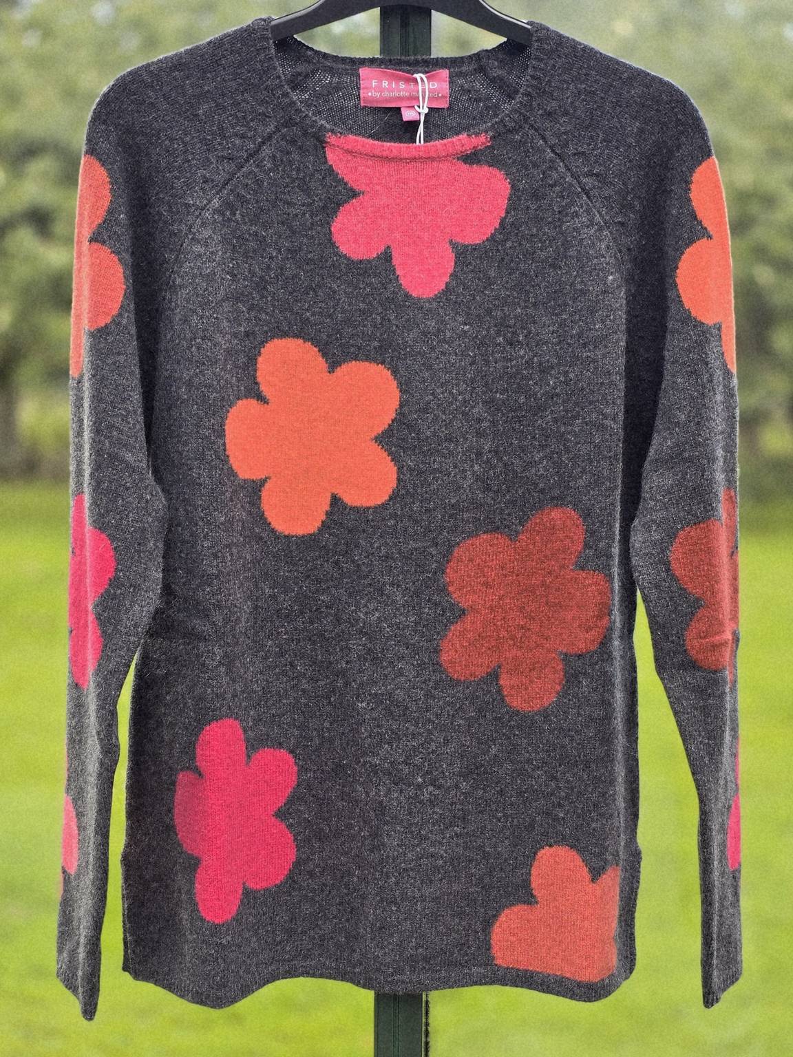 Mørk grå bluse med blomster