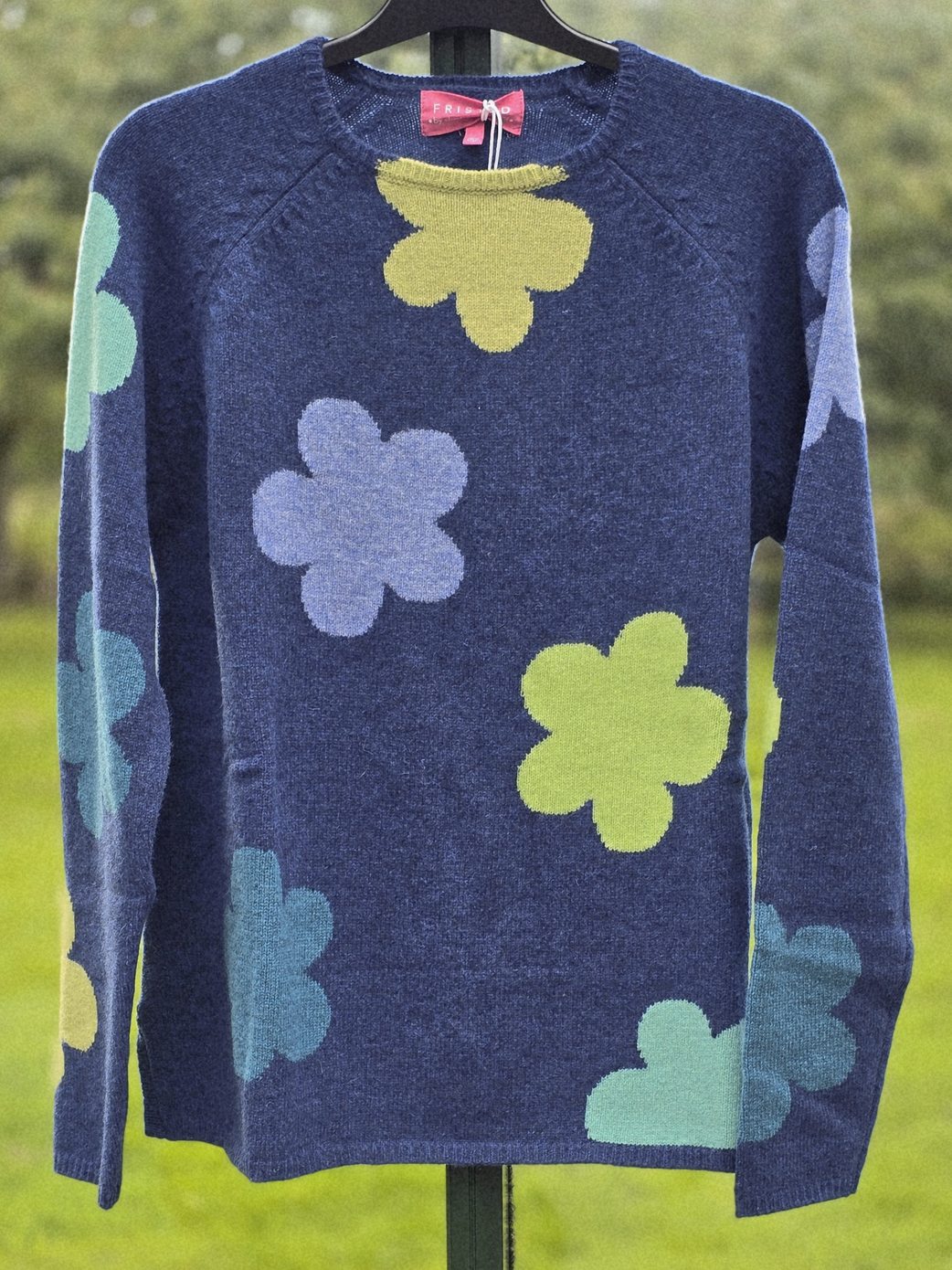 Blå bluse med blomster